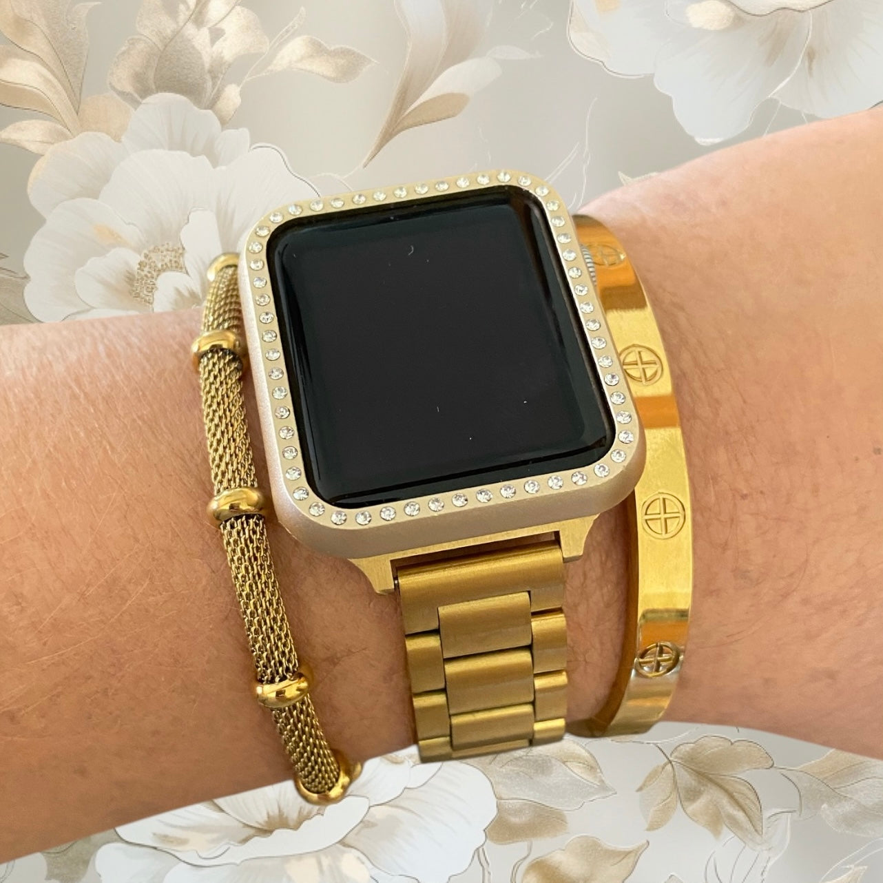 Stackable Gold Stainless Apple Watch Bands For all Sizes and Series Apple Watches With  Gold Bracelets